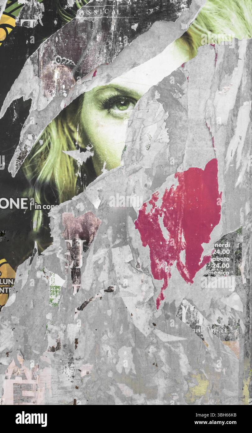 Primo piano di un tabellone obsoleto, grunge, arte di strada fresca. Ideale per lo sfondo creativo e grintoso Foto Stock