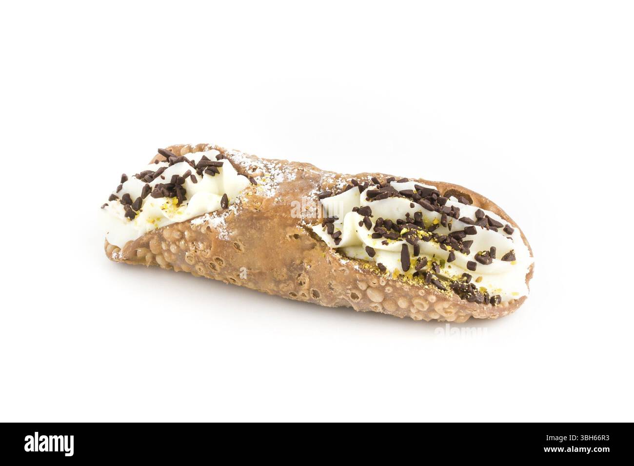Cannolo siciliano ripieno di crema di ricotta, scaglie di cioccolato e pistacchio. Tipico dessert siciliano. Pasticceria italiana Foto Stock