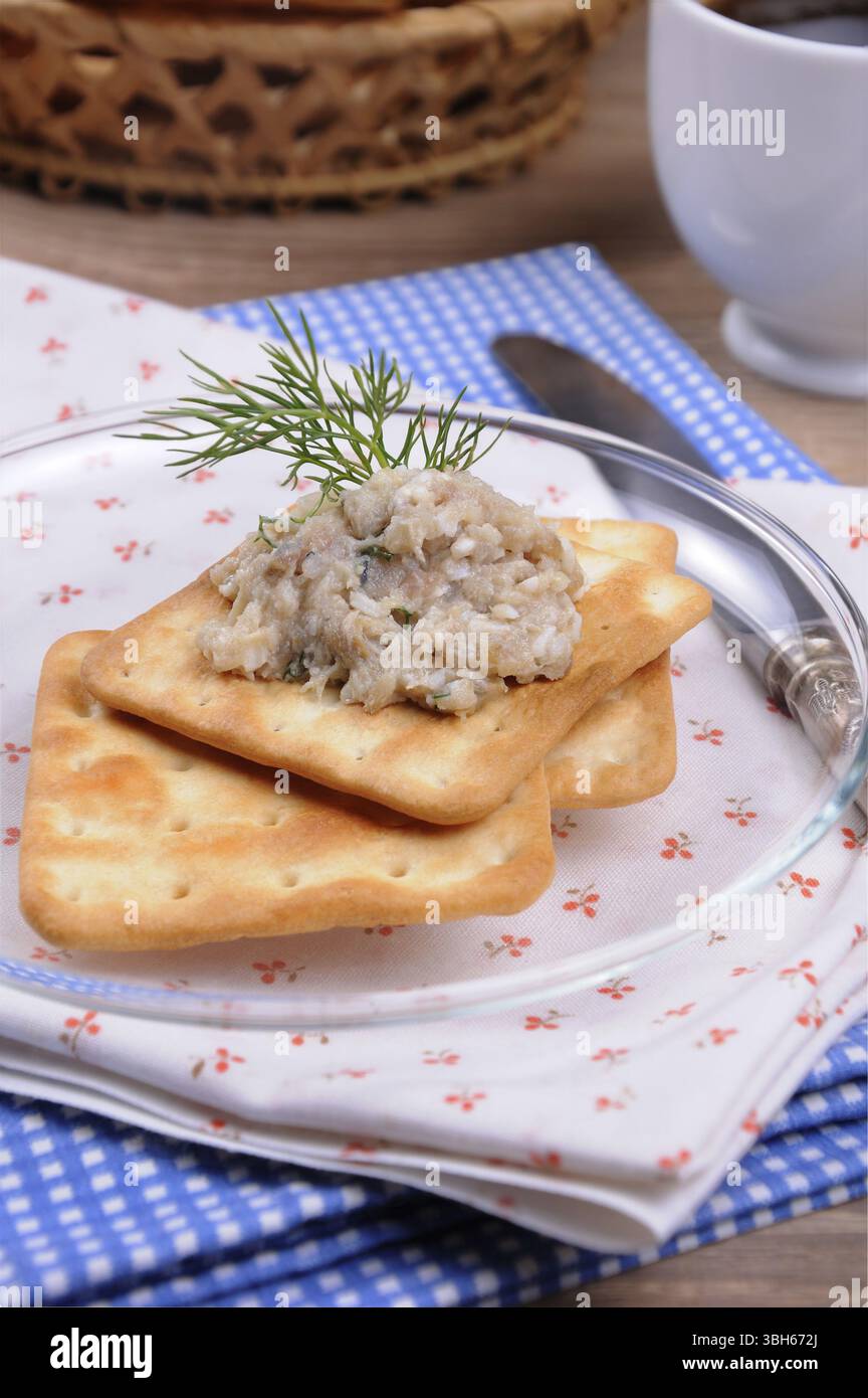 Antipasto di pasta di pesce (forshmak) sul cracker su una piastra Foto Stock