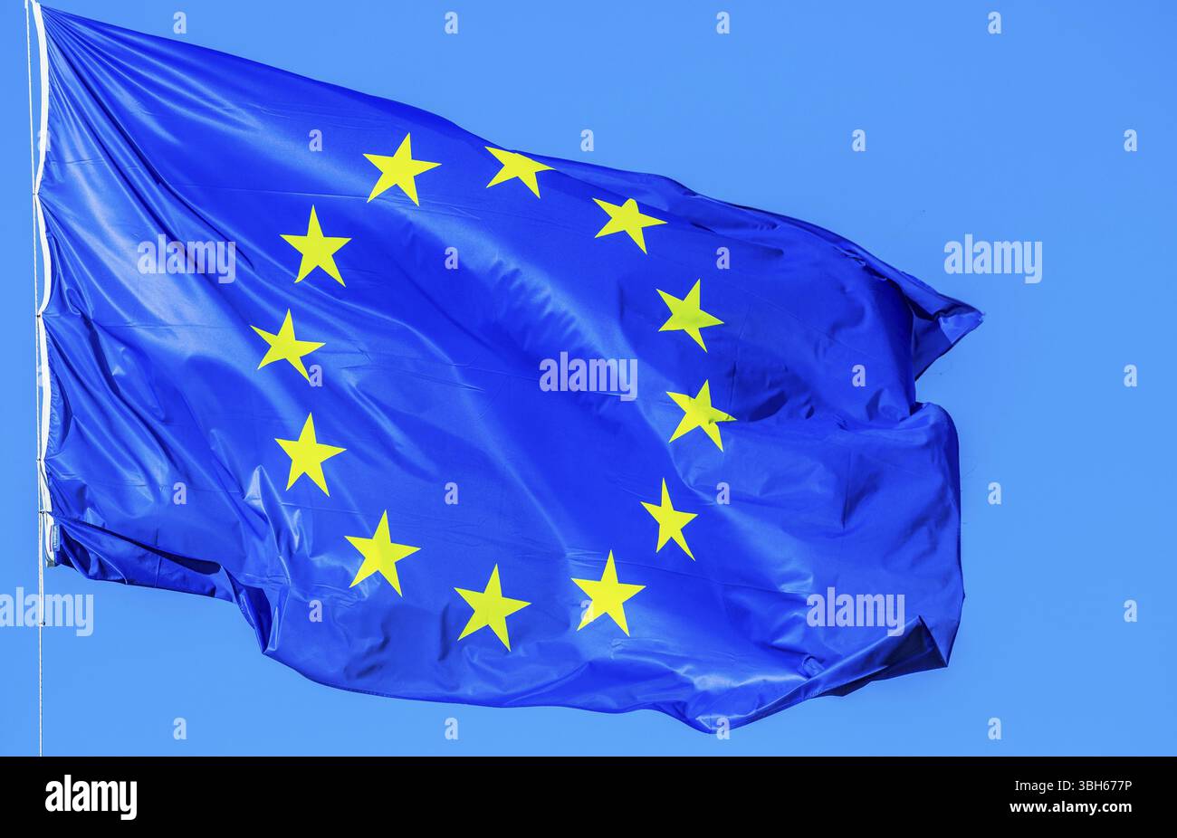 Bandiera blu dell'Europa che sventola nel vento sul cielo blu Foto Stock