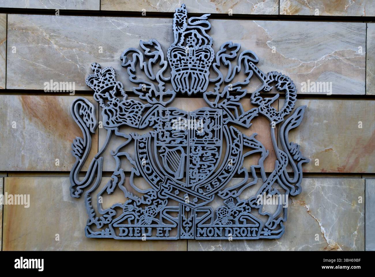 Primo piano dettagliato dello stemma reale del Regno Unito sul muro di pietra dell'ambasciata britannica a Berlino, in Germania. Foto Stock