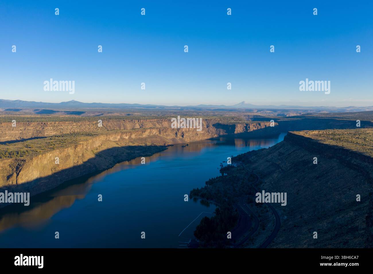 Cove Palisades State Park, Oregon - 31 agosto 2019: Vista aerea del braccio del fiume Crooked del lago Billy Chinook, che mostra la profondità del canyon. Foto Stock