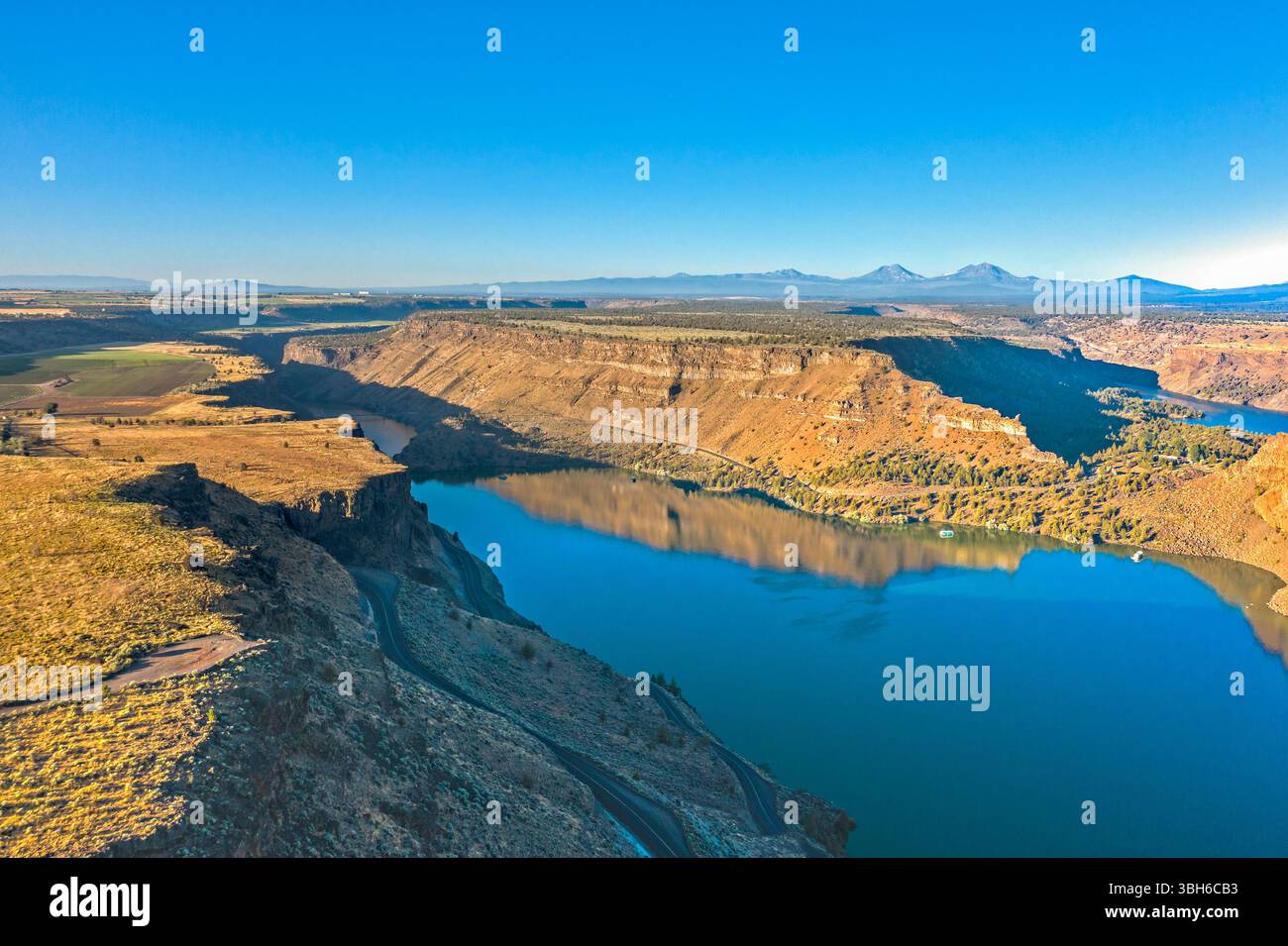 Cove Palisades State Park, Oregon - 31 agosto 2019: Una vista aerea mostra il braccio del fiume Crooked del lago Billy Chinook e le scogliere circostanti. Foto Stock