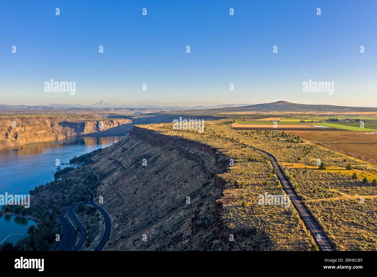 Cove Palisades State Park, Oregon - 31 agosto 2019: Vista aerea del paesaggio del parco, con scogliere, lago e terreno circostante. Foto Stock