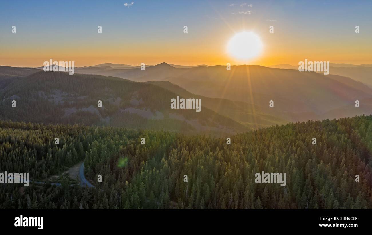 Wahtum Lake, Oregon - 14 agosto 2020: Una vista panoramica del tramonto sulle montagne e sulla foresta, creando un'atmosfera calda e tranquilla. Foto Stock