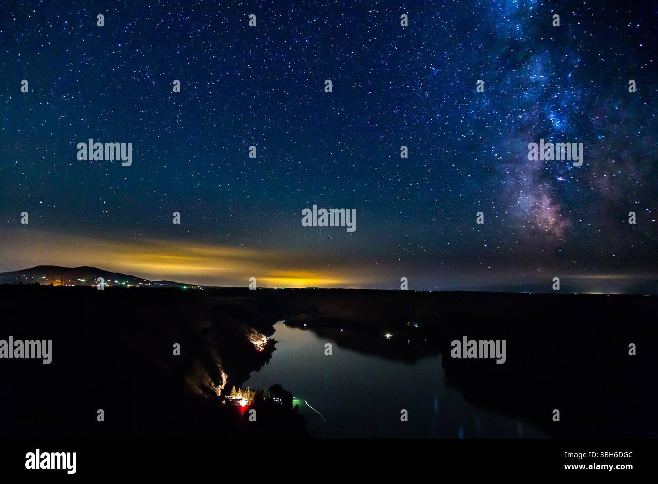 Cove Palisades State Park - 25 agosto 2017: Uno splendido paesaggio notturno cattura la via Lattea sul fiume Deschutes, mostrando la bellezza della natura. Foto Stock