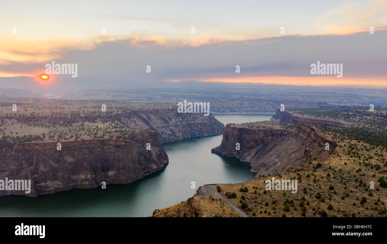 Cove Palisades State Park - 5 settembre 2020: Il fumo del fuoco selvaggio oscura il sole sul braccio del fiume Crooked del Lago Billy Chinook. Foto Stock