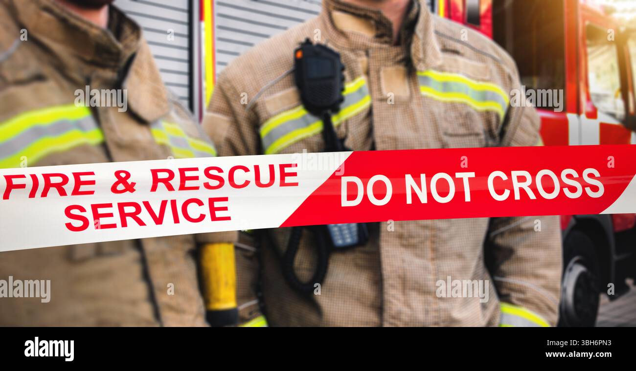 Squadra di pompieri del reparto vigili del fuoco durante l'evacuazione di sicurezza con un camion dei pompieri. Equipaggiato con l'uniforme da giubbotto antincendio di pronto intervento dei servizi di emergenza Foto Stock