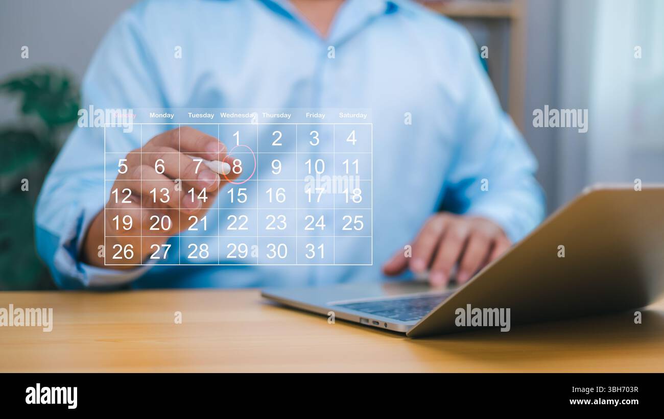 Persona che utilizza un calendario digitale su un notebook, simboleggiando una gestione efficace del tempo, una pianificazione aziendale e un monitoraggio delle scadenze. Ideale per la produttività, Foto Stock