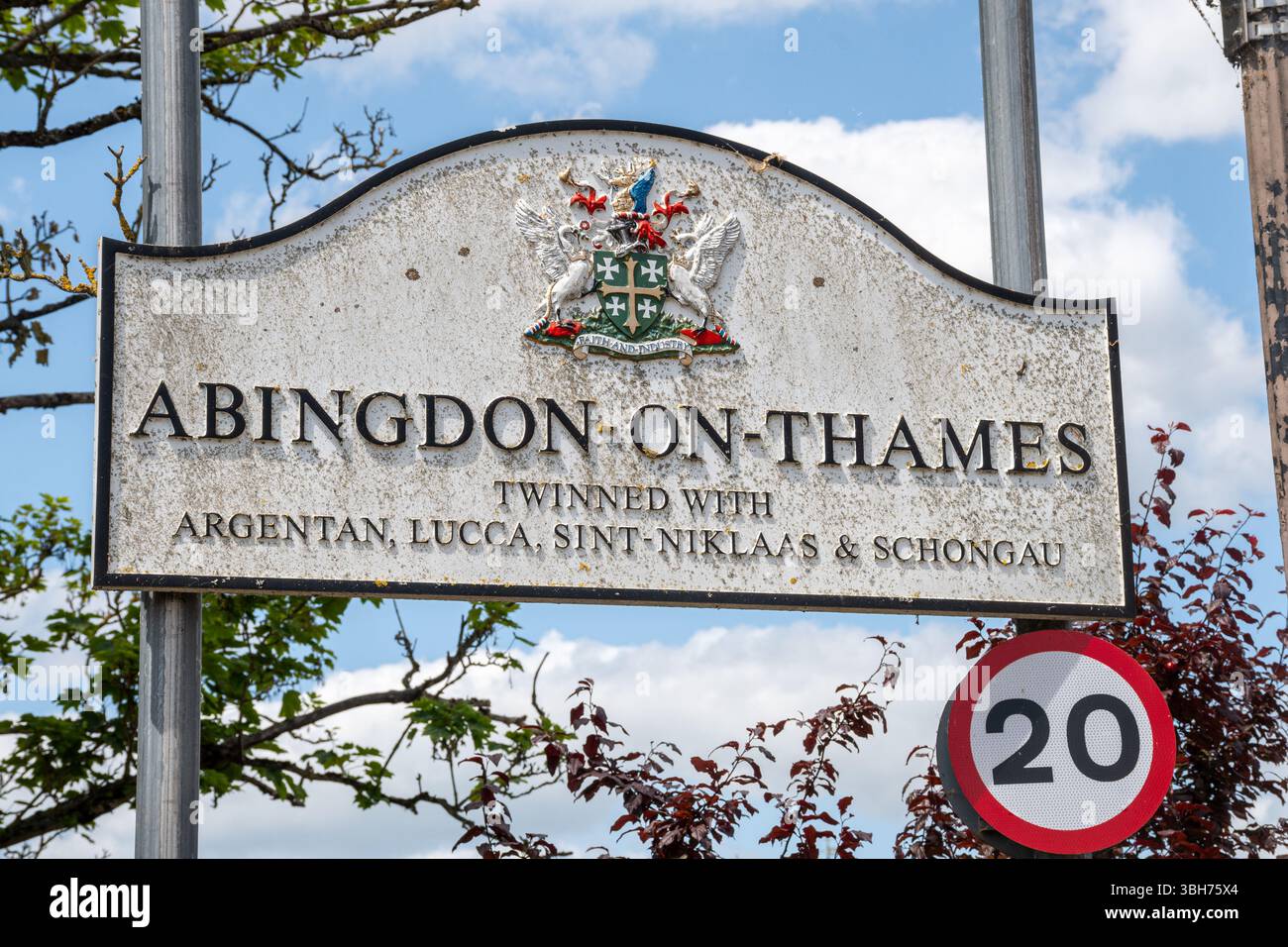 Cartello stradale Abingdon-on-Thames con informazioni sul gemellaggio, nella città dell'Oxfordshire, Inghilterra, Regno Unito Foto Stock