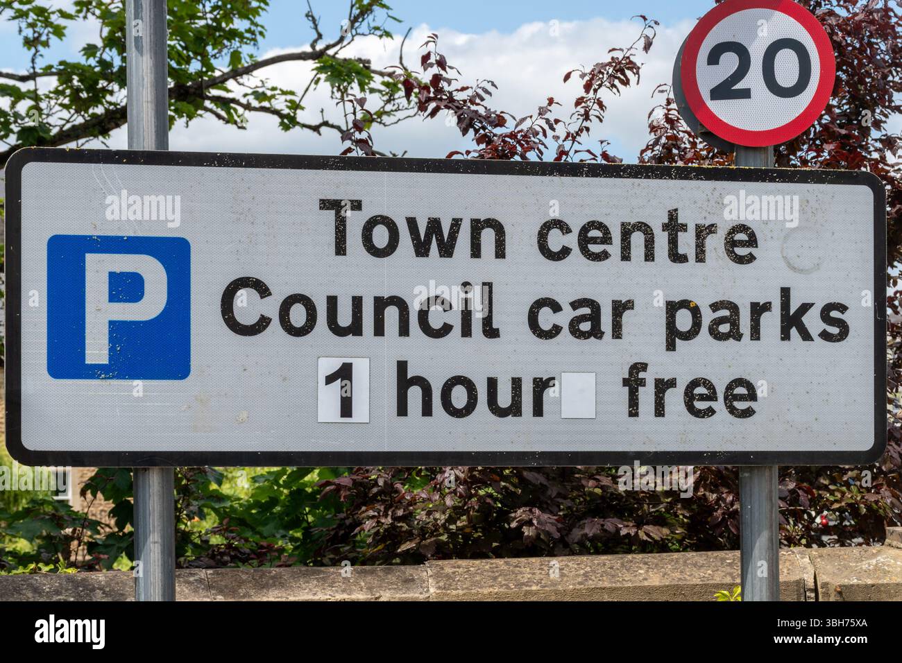 Cartello stradale Reading Town Centre council parcheggi gratuiti per 1 ora, Abingdon, Oxfordshire, Inghilterra, Regno Unito Foto Stock