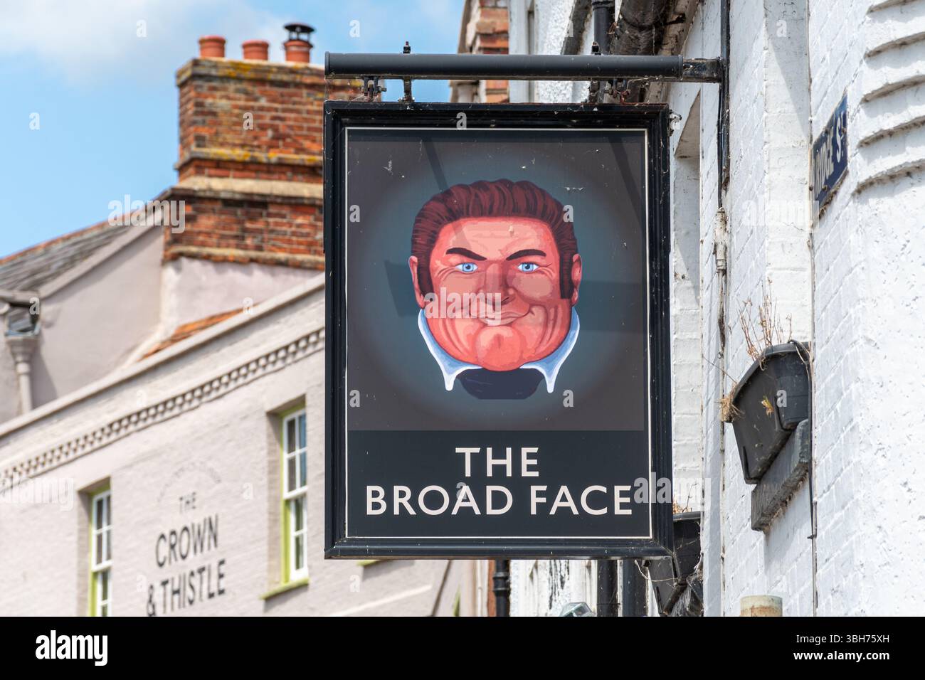 Il cartello del pub Broad Face ad Abingdon, Oxfordshire, Inghilterra, Regno Unito. Segni insoliti e stravaganti da pub Foto Stock