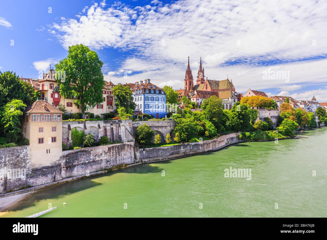 Basel, Svizzera. Città vecchia con pietra rossa cattedrale Munster sul fiume Reno. Foto Stock