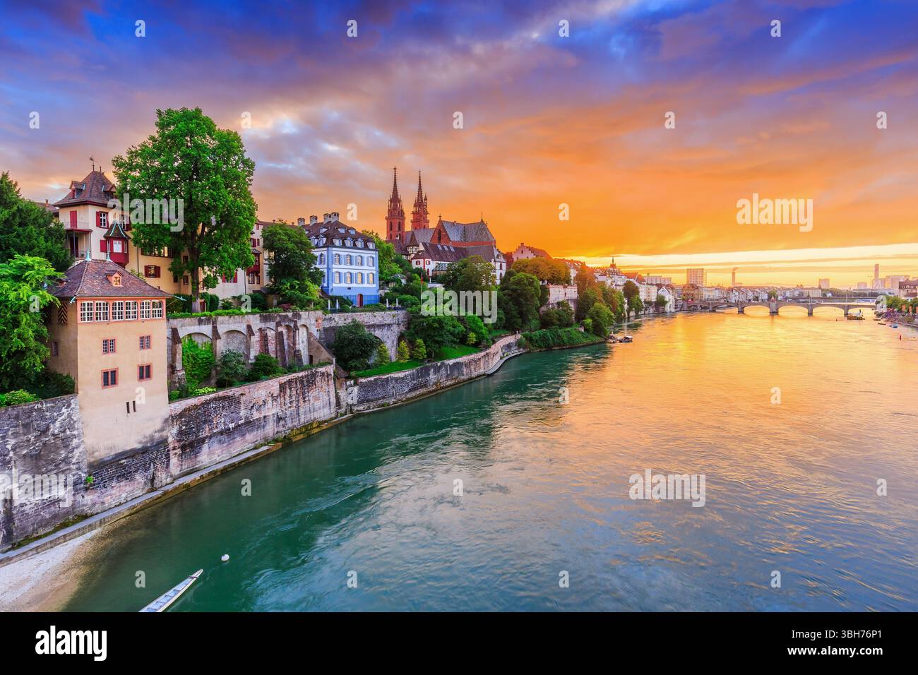 Basel, Svizzera. Città vecchia con pietra rossa cattedrale Munster sul fiume Reno. Foto Stock