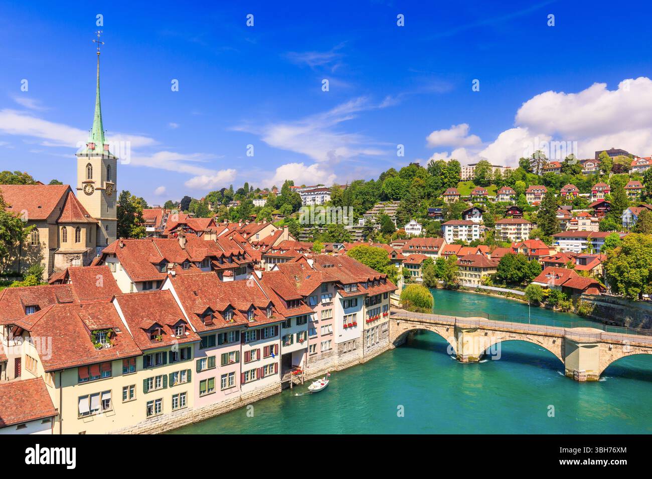 Berna, Svizzera. Vista del centro storico e Untertorbrucke ponte sul fiume Aare. Foto Stock
