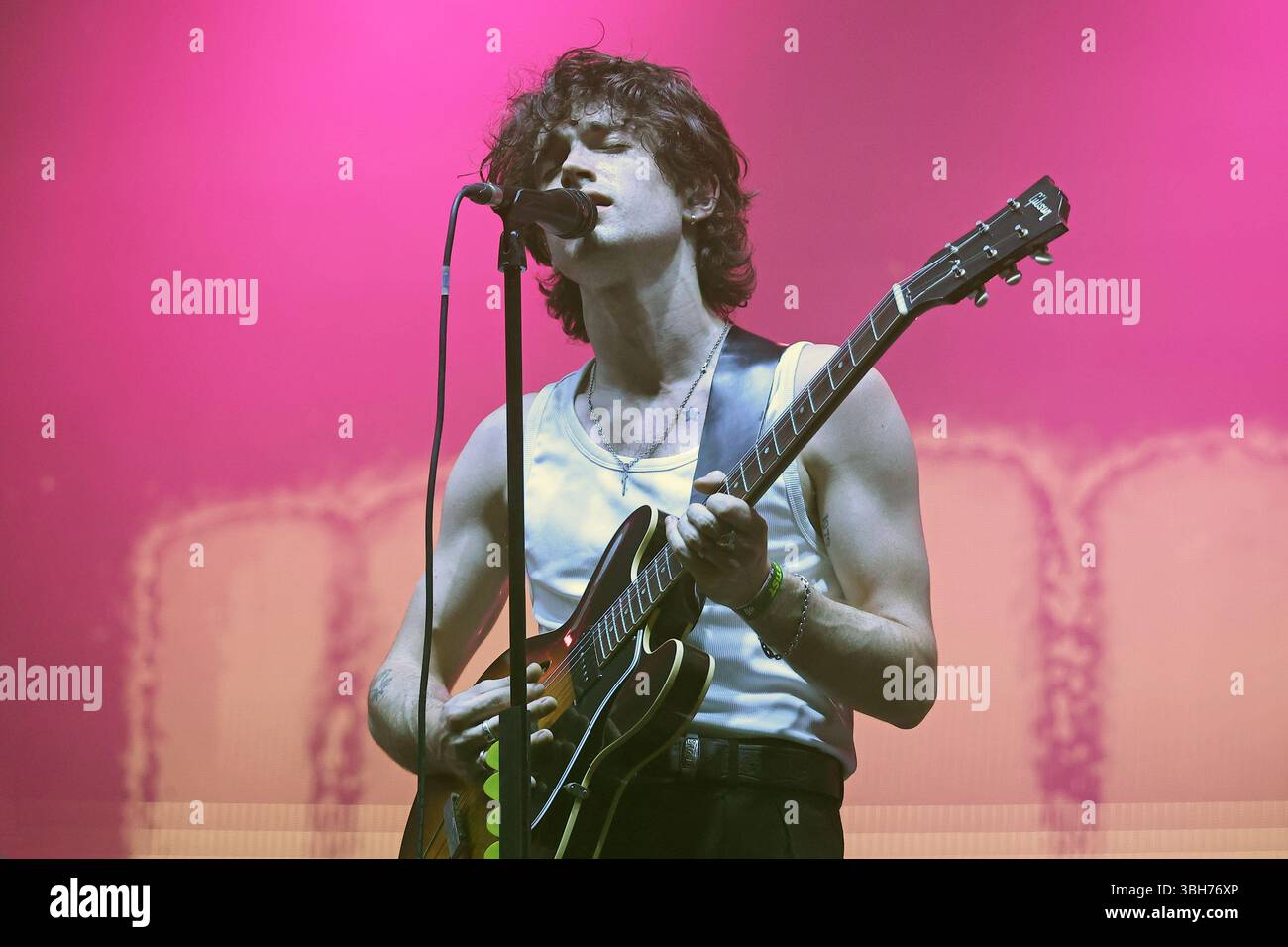 Elijah Hewson, frontman della band irlandese Inhaler allo Sziget Festival di Budapest, Ungheria Foto Stock