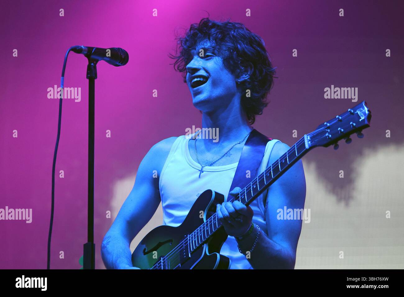 Elijah Hewson, frontman della band irlandese Inhaler allo Sziget Festival di Budapest, Ungheria Foto Stock