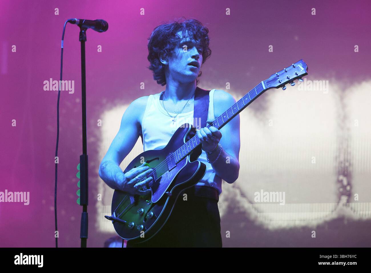 Elijah Hewson, frontman della band irlandese Inhaler allo Sziget Festival di Budapest, Ungheria Foto Stock