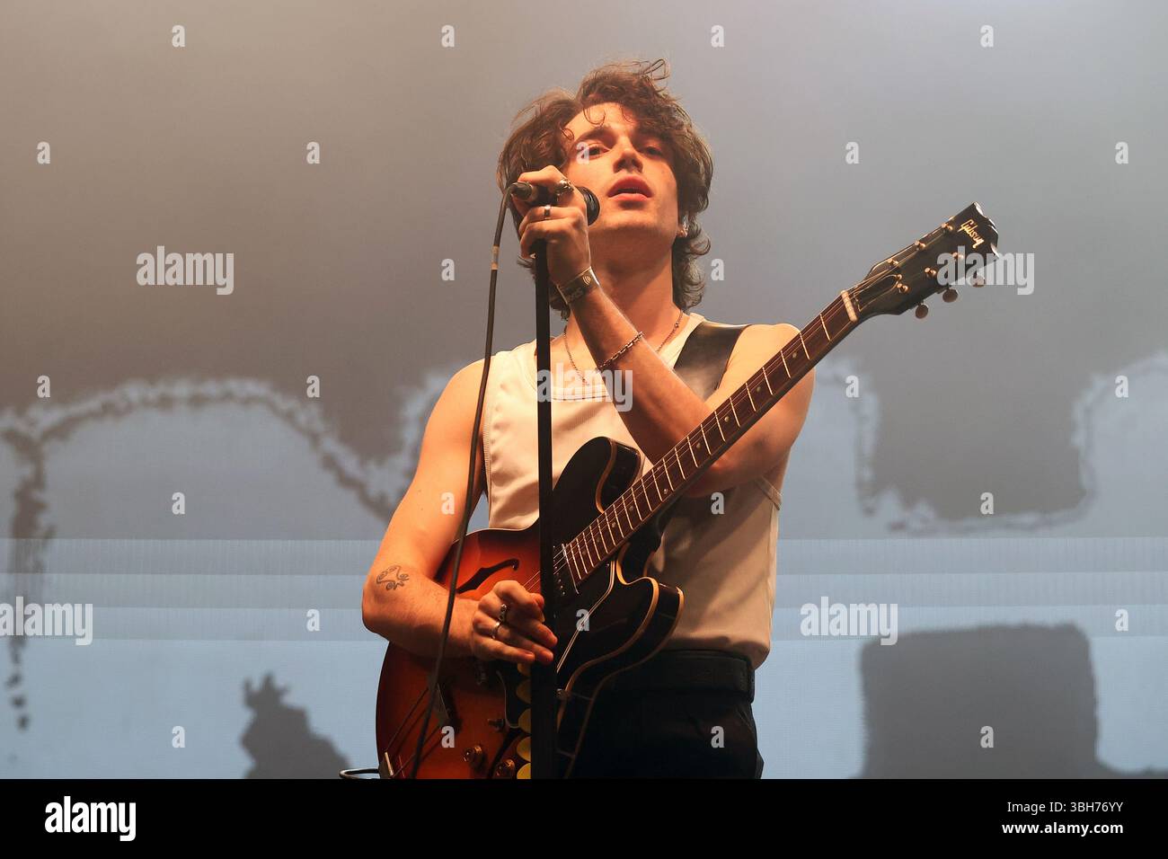 Elijah Hewson, frontman della band irlandese Inhaler allo Sziget Festival di Budapest, Ungheria Foto Stock