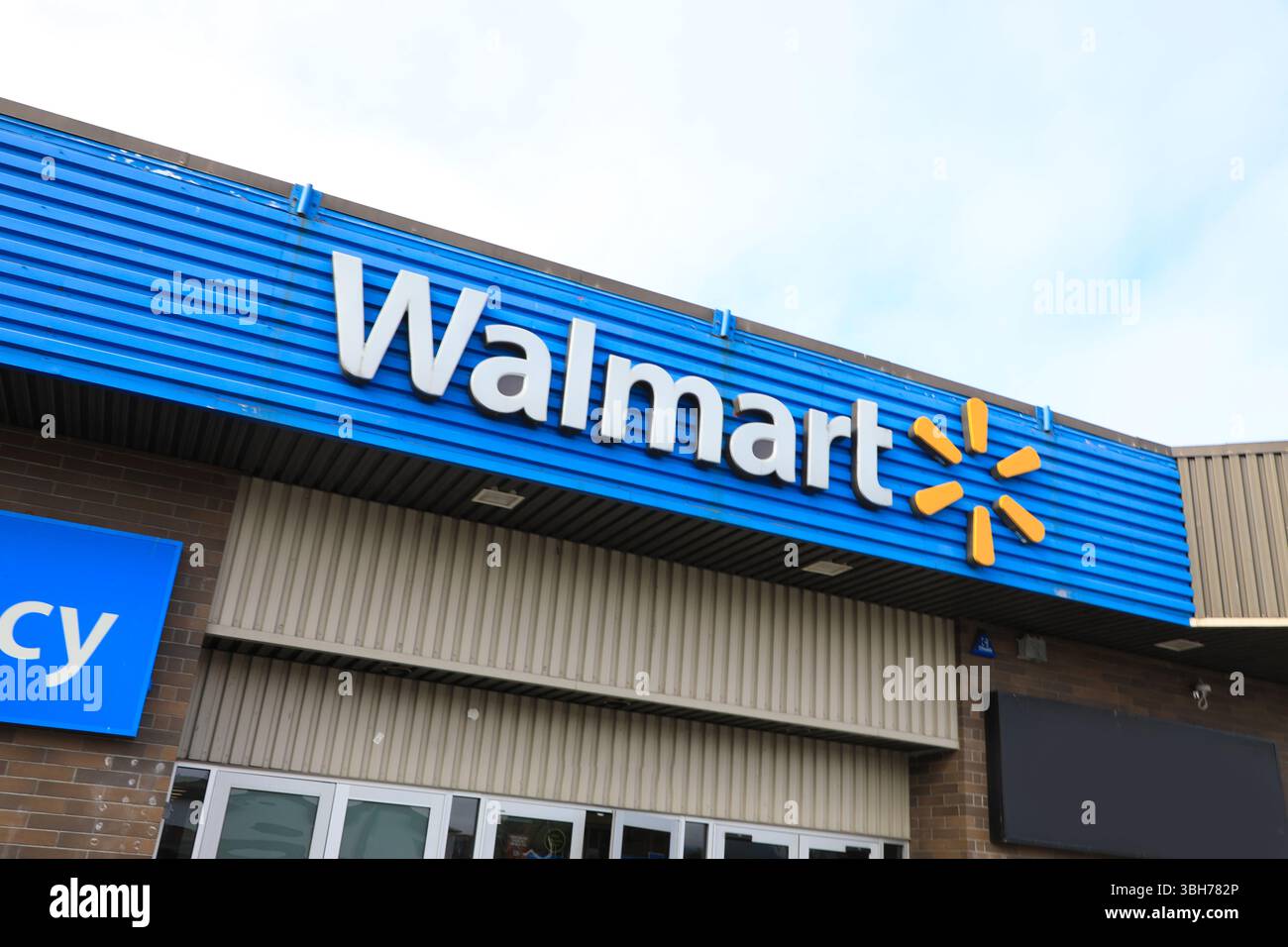 Florida USA - 23 aprile 2025: Walmart Inc. È una multinazionale statunitense che gestisce una catena di ipermercati, dipartimento di sconti Foto Stock