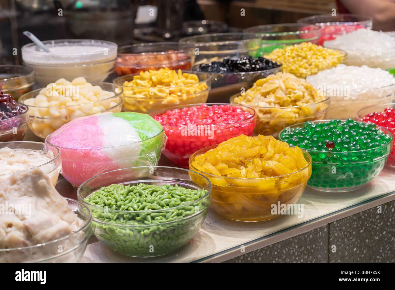 Varieta' colorata di condimenti e ingredienti comunemente usati nei dessert, in particolare nella cucina del Sud-Est Asiatico e dell'Est Asiatico. Foto Stock