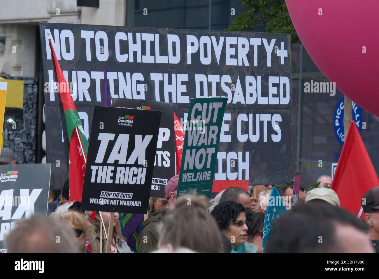 Londra, Regno Unito. 7 giugno 2025. La dimostrazione nazionale dell'Assemblea popolare. Migliaia di persone marciano attraverso il centro di Londra chiedendo la fine del servizio pubblico e dei tagli al welfare, nella prima grande marcia anti-austerità sotto il governo laburista britannico. Il gruppo di campagna People’s Assembly sta invitando il governo a “tassare i ricchi e la loro ricchezza nascosta per finanziare i servizi pubblici” con sindacalisti, salute, disabilità, alloggi e attivisti del welfare che si riuniscono sotto lo slogan: Basta austerità 2,0. Foto Stock