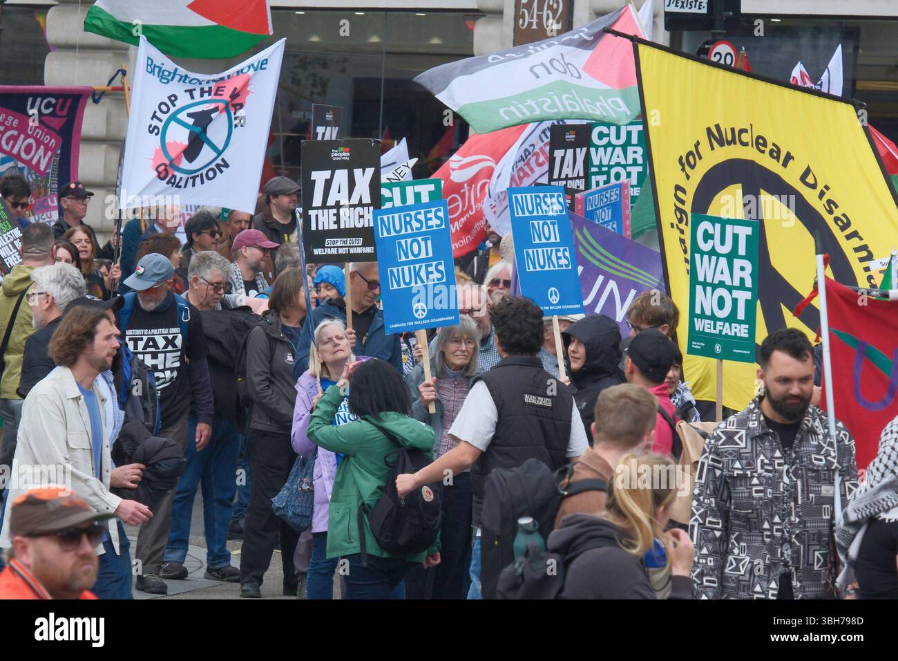 Londra, Regno Unito. 7 giugno 2025. La dimostrazione nazionale dell'Assemblea popolare. Migliaia di persone marciano attraverso il centro di Londra chiedendo la fine del servizio pubblico e dei tagli al welfare, nella prima grande marcia anti-austerità sotto il governo laburista britannico. Il gruppo di campagna People’s Assembly sta invitando il governo a “tassare i ricchi e la loro ricchezza nascosta per finanziare i servizi pubblici” con sindacalisti, salute, disabilità, alloggi e attivisti del welfare che si riuniscono sotto lo slogan: Basta austerità 2,0. Foto Stock