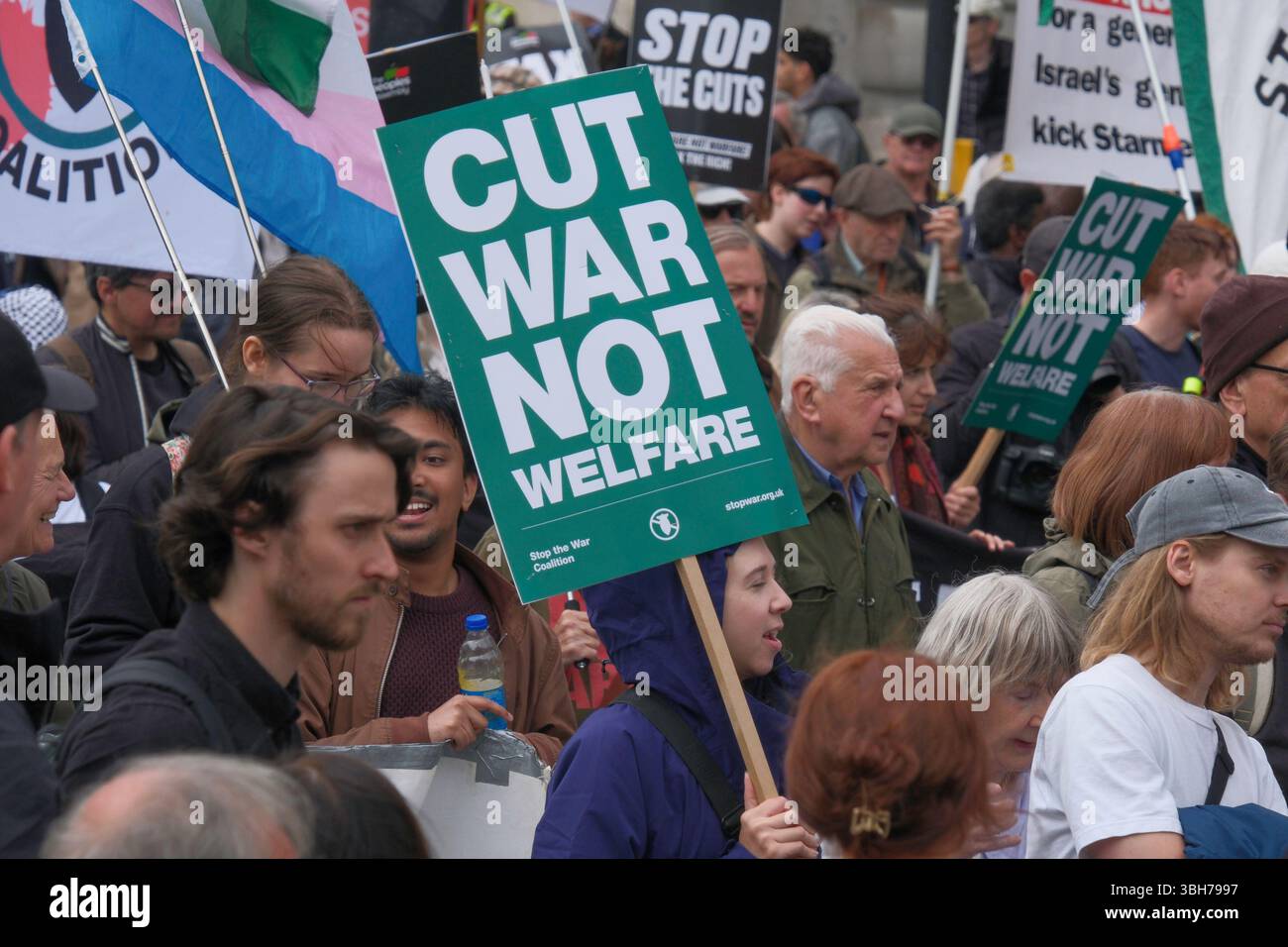 Londra, Regno Unito. 7 giugno 2025. La dimostrazione nazionale dell'Assemblea popolare. Migliaia di persone marciano attraverso il centro di Londra chiedendo la fine del servizio pubblico e dei tagli al welfare, nella prima grande marcia anti-austerità sotto il governo laburista britannico. Il gruppo di campagna People’s Assembly sta invitando il governo a “tassare i ricchi e la loro ricchezza nascosta per finanziare i servizi pubblici” con sindacalisti, salute, disabilità, alloggi e attivisti del welfare che si riuniscono sotto lo slogan: Basta austerità 2,0. Un cartello Cut War Not Welfare viene portato sulla rotta di marzo. Foto Stock