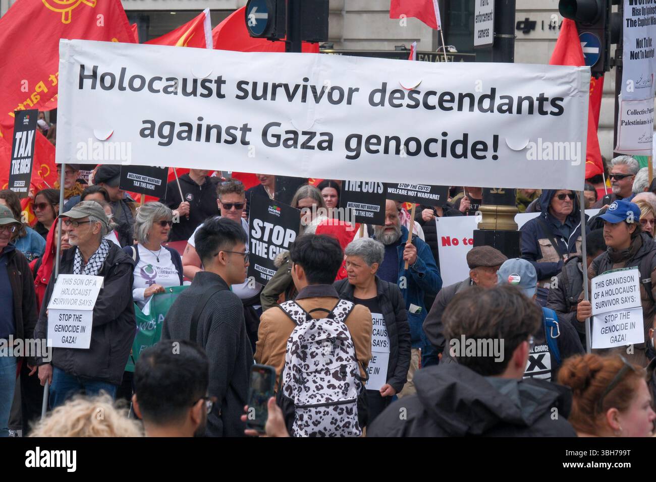 Londra, Regno Unito. 7 giugno 2025. La dimostrazione nazionale dell'Assemblea popolare. Migliaia di persone marciano attraverso il centro di Londra chiedendo la fine del servizio pubblico e dei tagli al welfare, nella prima grande marcia anti-austerità sotto il governo laburista britannico. Il gruppo di campagna People’s Assembly sta invitando il governo a “tassare i ricchi e la loro ricchezza nascosta per finanziare i servizi pubblici” con sindacalisti, salute, disabilità, alloggi e attivisti del welfare che si riuniscono sotto lo slogan: Basta austerità 2,0. I discendenti dei sopravvissuti all'Olocausto partecipano alla manifestazione. Foto Stock
