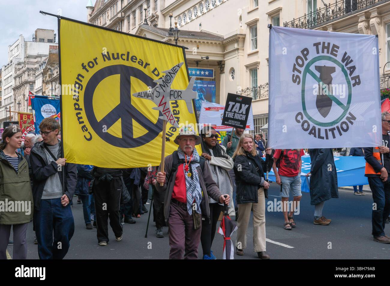 Londra, Regno Unito. 7 giugno 2025. La dimostrazione nazionale dell'Assemblea popolare. Migliaia di persone marciano attraverso il centro di Londra chiedendo la fine del servizio pubblico e dei tagli al welfare, nella prima grande marcia anti-austerità sotto il governo laburista britannico. Il gruppo di campagna People’s Assembly sta invitando il governo a “tassare i ricchi e la loro ricchezza nascosta per finanziare i servizi pubblici” con sindacalisti, salute, disabilità, alloggi e attivisti del welfare che si riuniscono sotto lo slogan: Basta austerità 2,0. Alla manifestazione partecipano gli attivisti CND e Stop the War. Foto Stock
