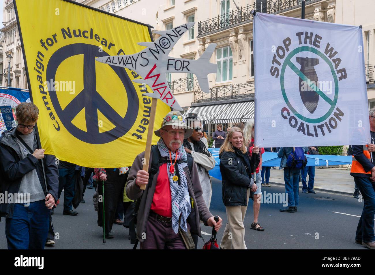 Londra, Regno Unito. 7 giugno 2025. La dimostrazione nazionale dell'Assemblea popolare. Migliaia di persone marciano attraverso il centro di Londra chiedendo la fine del servizio pubblico e dei tagli al welfare, nella prima grande marcia anti-austerità sotto il governo laburista britannico. Il gruppo di campagna People’s Assembly sta invitando il governo a “tassare i ricchi e la loro ricchezza nascosta per finanziare i servizi pubblici” con sindacalisti, salute, disabilità, alloggi e attivisti del welfare che si riuniscono sotto lo slogan: Basta austerità 2,0. Alla manifestazione partecipano gli attivisti CND e Stop the War. Foto Stock