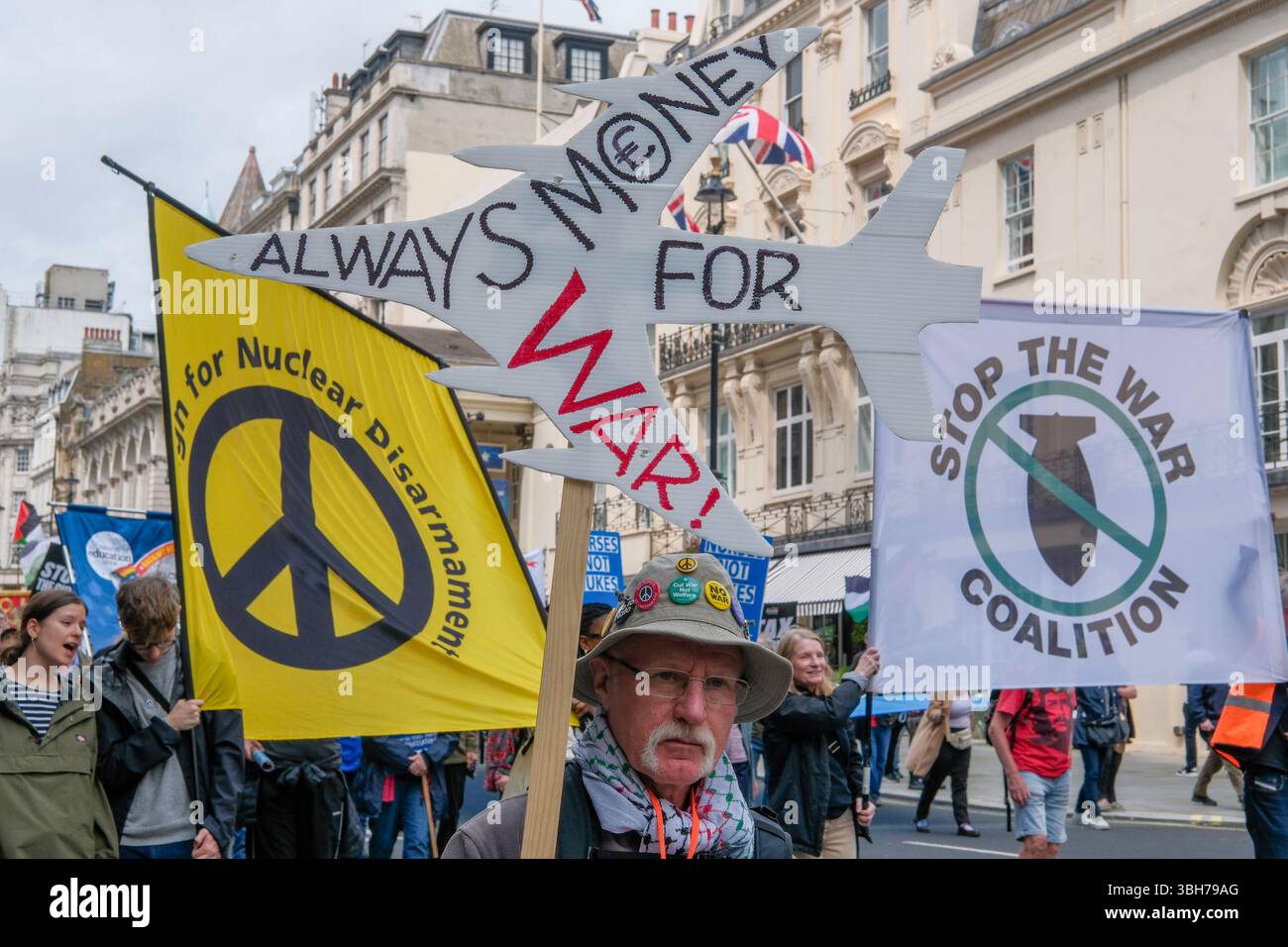 Londra, Regno Unito. 7 giugno 2025. La dimostrazione nazionale dell'Assemblea popolare. Migliaia di persone marciano attraverso il centro di Londra chiedendo la fine del servizio pubblico e dei tagli al welfare, nella prima grande marcia anti-austerità sotto il governo laburista britannico. Il gruppo di campagna People’s Assembly sta invitando il governo a “tassare i ricchi e la loro ricchezza nascosta per finanziare i servizi pubblici” con sindacalisti, salute, disabilità, alloggi e attivisti del welfare che si riuniscono sotto lo slogan: Basta austerità 2,0. Alla manifestazione partecipano gli attivisti CND e Stop the War. Foto Stock