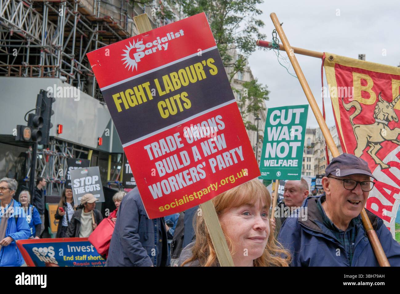 Londra, Regno Unito. 7 giugno 2025. La dimostrazione nazionale dell'Assemblea popolare. Migliaia di persone marciano attraverso il centro di Londra chiedendo la fine del servizio pubblico e dei tagli al welfare, nella prima grande marcia anti-austerità sotto il governo laburista britannico. Il gruppo di campagna People’s Assembly sta invitando il governo a “tassare i ricchi e la loro ricchezza nascosta per finanziare i servizi pubblici” con sindacalisti, salute, disabilità, alloggi e attivisti del welfare che si riuniscono sotto lo slogan: Basta austerità 2,0. Foto Stock