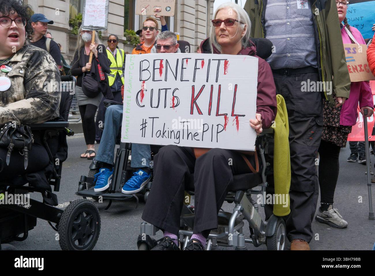 Londra, Regno Unito. 7 giugno 2025. La dimostrazione nazionale dell'Assemblea popolare. Migliaia di persone marciano attraverso il centro di Londra chiedendo la fine del servizio pubblico e dei tagli al welfare, nella prima grande marcia anti-austerità sotto il governo laburista britannico. Il gruppo di campagna People’s Assembly sta invitando il governo a “tassare i ricchi e la loro ricchezza nascosta per finanziare i servizi pubblici” con sindacalisti, salute, disabilità, alloggi e attivisti del welfare che si riuniscono sotto lo slogan: Basta austerità 2,0. Nella foto: Gli attivisti per la disabilità protestano contro i tagli ai benefici. Foto Stock