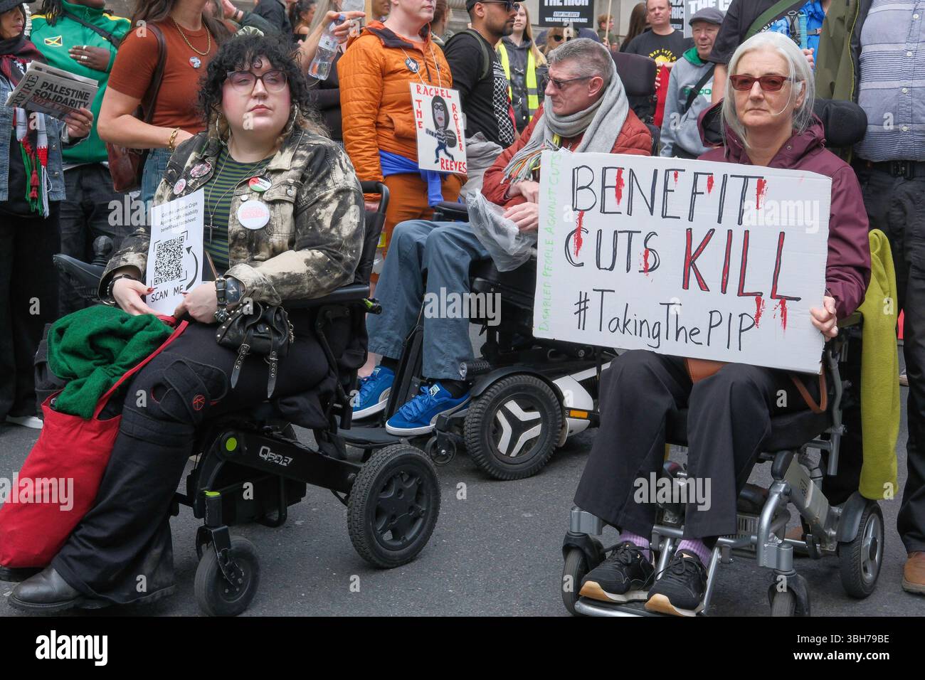 Londra, Regno Unito. 7 giugno 2025. La dimostrazione nazionale dell'Assemblea popolare. Migliaia di persone marciano attraverso il centro di Londra chiedendo la fine del servizio pubblico e dei tagli al welfare, nella prima grande marcia anti-austerità sotto il governo laburista britannico. Il gruppo di campagna People’s Assembly sta invitando il governo a “tassare i ricchi e la loro ricchezza nascosta per finanziare i servizi pubblici” con sindacalisti, salute, disabilità, alloggi e attivisti del welfare che si riuniscono sotto lo slogan: Basta austerità 2,0. Nella foto: Gli attivisti per la disabilità protestano contro i tagli ai benefici. Foto Stock