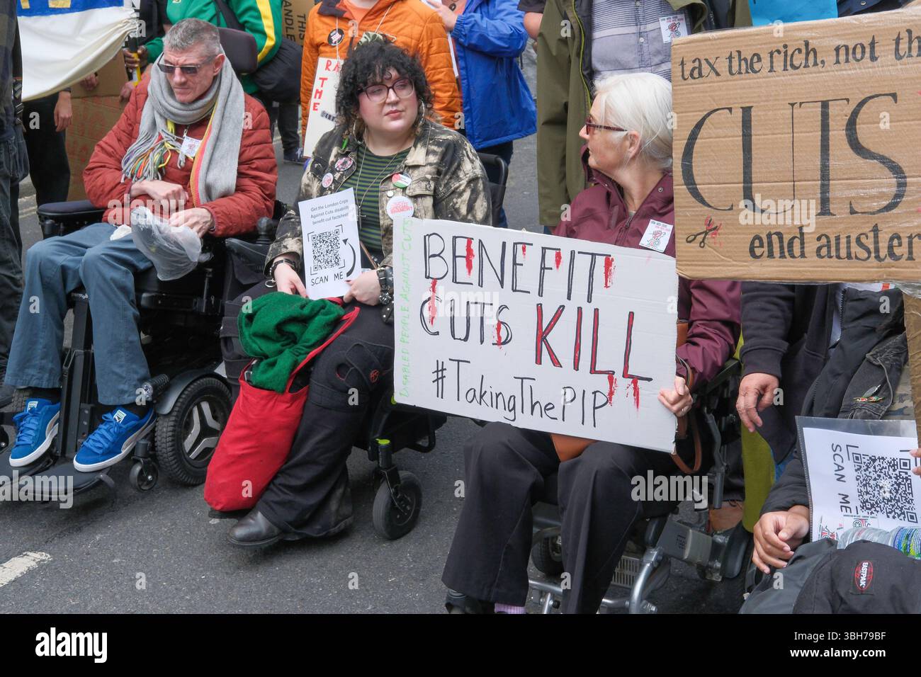 Londra, Regno Unito. 7 giugno 2025. La dimostrazione nazionale dell'Assemblea popolare. Migliaia di persone marciano attraverso il centro di Londra chiedendo la fine del servizio pubblico e dei tagli al welfare, nella prima grande marcia anti-austerità sotto il governo laburista britannico. Il gruppo di campagna People’s Assembly sta invitando il governo a “tassare i ricchi e la loro ricchezza nascosta per finanziare i servizi pubblici” con sindacalisti, salute, disabilità, alloggi e attivisti del welfare che si riuniscono sotto lo slogan: Basta austerità 2,0. Nella foto: Gli attivisti per la disabilità protestano contro i tagli ai benefici. Foto Stock