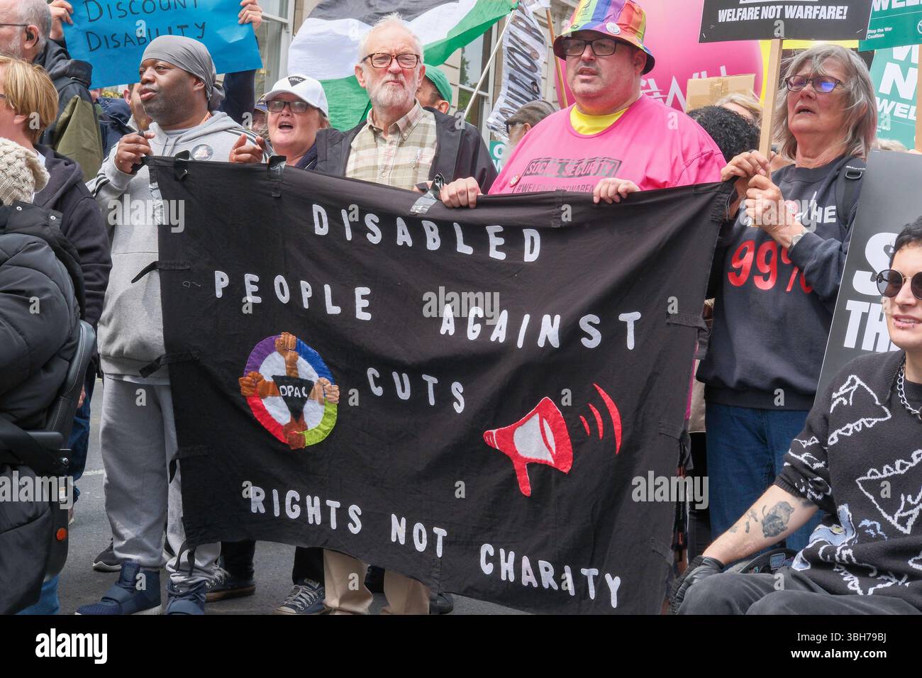 Londra, Regno Unito. 7 giugno 2025. La dimostrazione nazionale dell'Assemblea popolare. Migliaia di persone marciano attraverso il centro di Londra chiedendo la fine del servizio pubblico e dei tagli al welfare, nella prima grande marcia anti-austerità sotto il governo laburista britannico. Il gruppo di campagna People’s Assembly sta invitando il governo a “tassare i ricchi e la loro ricchezza nascosta per finanziare i servizi pubblici” con sindacalisti, salute, disabilità, alloggi e attivisti del welfare che si riuniscono sotto lo slogan: Basta austerità 2,0. L'ex leader laburista Jeremy Corbyn aiuta a portare con sé uno striscione a sostegno delle persone disabili. Foto Stock