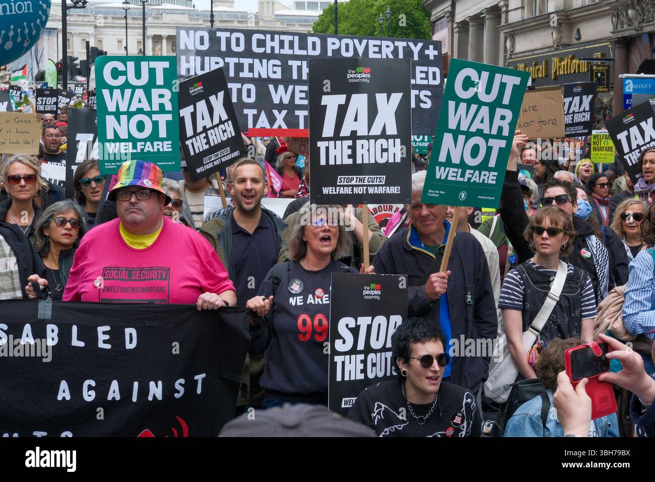 Londra, Regno Unito. 7 giugno 2025. La dimostrazione nazionale dell'Assemblea popolare. Migliaia di persone marciano attraverso il centro di Londra chiedendo la fine del servizio pubblico e dei tagli al welfare, nella prima grande marcia anti-austerità sotto il governo laburista britannico. Il gruppo di campagna People’s Assembly sta invitando il governo a “tassare i ricchi e la loro ricchezza nascosta per finanziare i servizi pubblici” con sindacalisti, salute, disabilità, alloggi e attivisti del welfare che si riuniscono sotto lo slogan: Basta austerità 2,0. Foto Stock