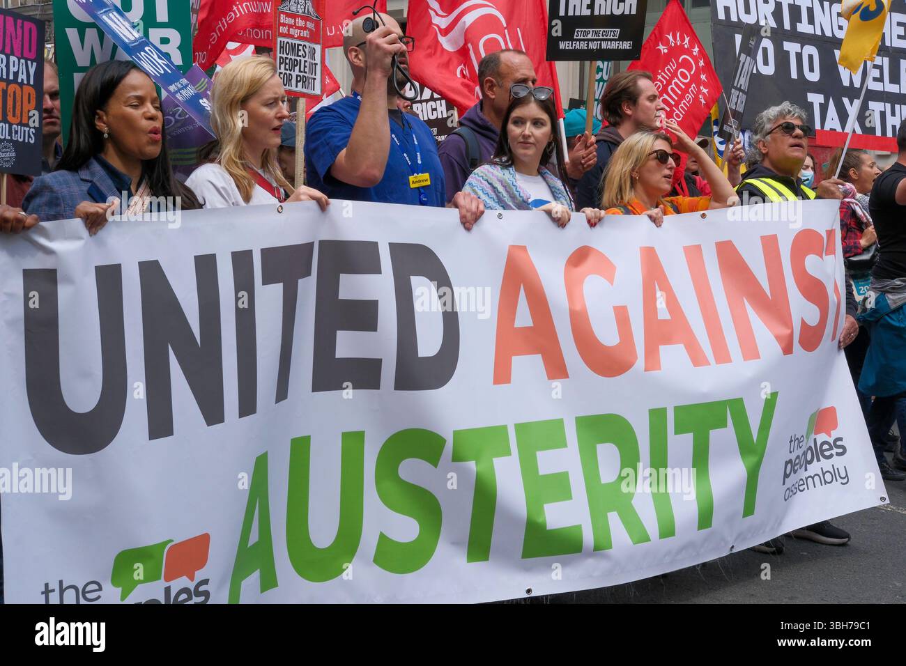 Londra, Regno Unito. 7 giugno 2025. La dimostrazione nazionale dell'Assemblea popolare. Migliaia di persone marciano attraverso il centro di Londra chiedendo la fine del servizio pubblico e dei tagli al welfare, nella prima grande marcia anti-austerità sotto il governo laburista britannico. Il gruppo di campagna People’s Assembly sta invitando il governo a “tassare i ricchi e la loro ricchezza nascosta per finanziare i servizi pubblici” con sindacalisti, salute, disabilità, alloggi e attivisti del welfare che si riuniscono sotto lo slogan: Basta austerità 2,0. Gli attivisti portano una bandiera unita contro l'austerità sulla rotta di marcia. Foto Stock