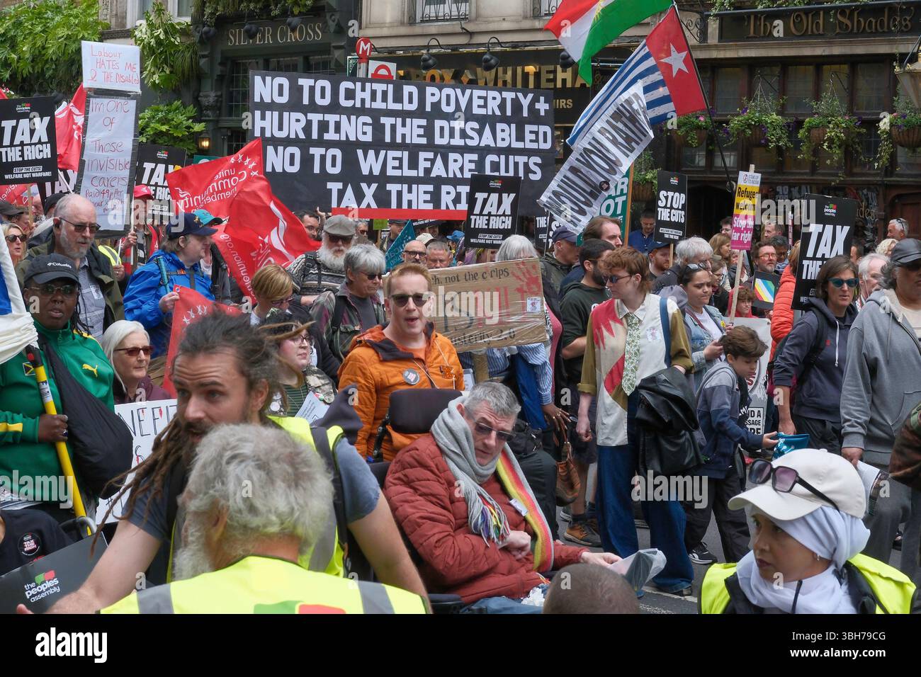 Londra, Regno Unito. 7 giugno 2025. La dimostrazione nazionale dell'Assemblea popolare. Migliaia di persone marciano attraverso il centro di Londra chiedendo la fine del servizio pubblico e dei tagli al welfare, nella prima grande marcia anti-austerità sotto il governo laburista britannico. Il gruppo di campagna People’s Assembly sta invitando il governo a “tassare i ricchi e la loro ricchezza nascosta per finanziare i servizi pubblici” con sindacalisti, salute, disabilità, alloggi e attivisti del welfare che si riuniscono sotto lo slogan: Basta austerità 2,0. Foto Stock