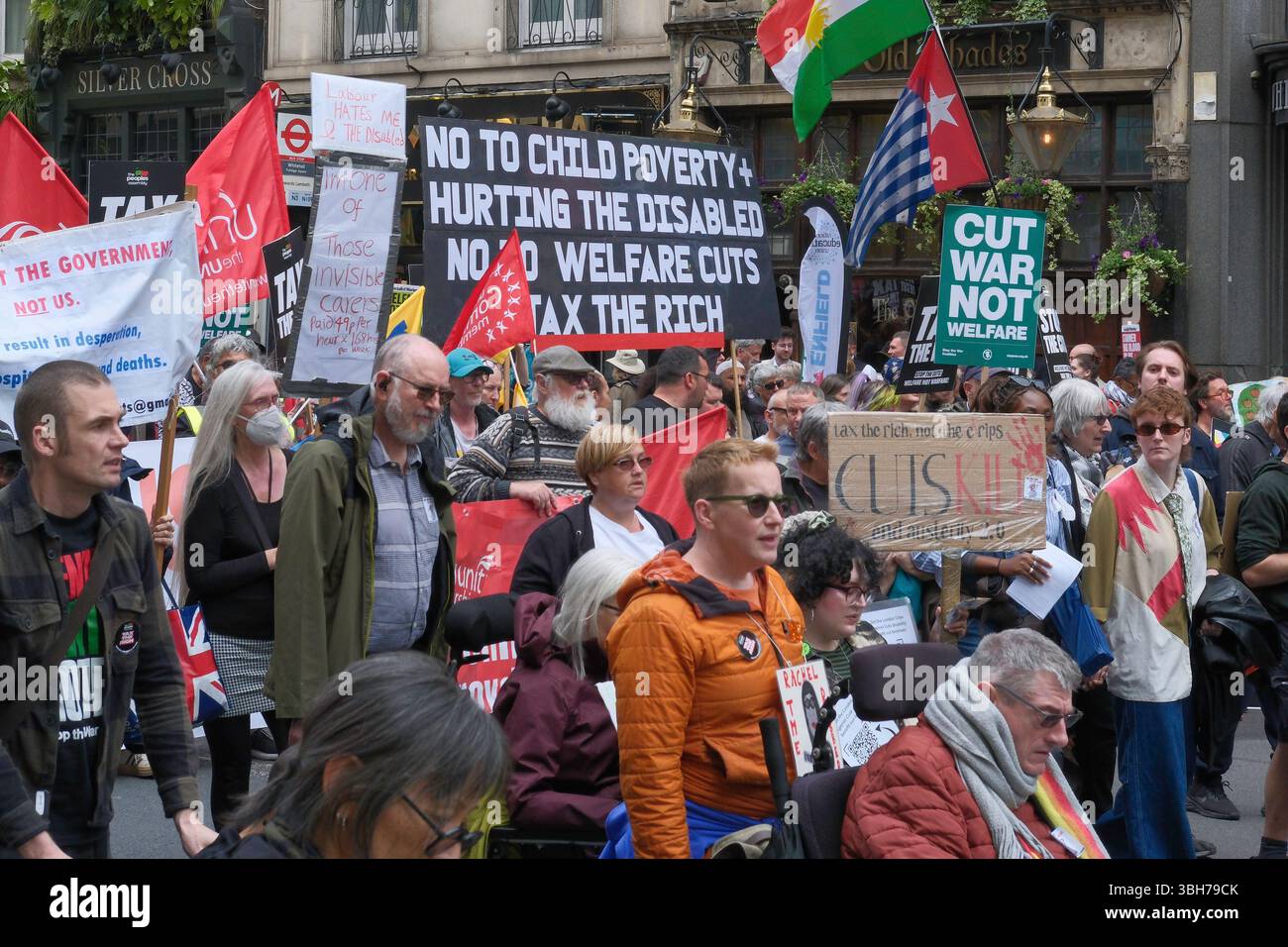 Londra, Regno Unito. 7 giugno 2025. La dimostrazione nazionale dell'Assemblea popolare. Migliaia di persone marciano attraverso il centro di Londra chiedendo la fine del servizio pubblico e dei tagli al welfare, nella prima grande marcia anti-austerità sotto il governo laburista britannico. Il gruppo di campagna People’s Assembly sta invitando il governo a “tassare i ricchi e la loro ricchezza nascosta per finanziare i servizi pubblici” con sindacalisti, salute, disabilità, alloggi e attivisti del welfare che si riuniscono sotto lo slogan: Basta austerità 2,0. Foto Stock