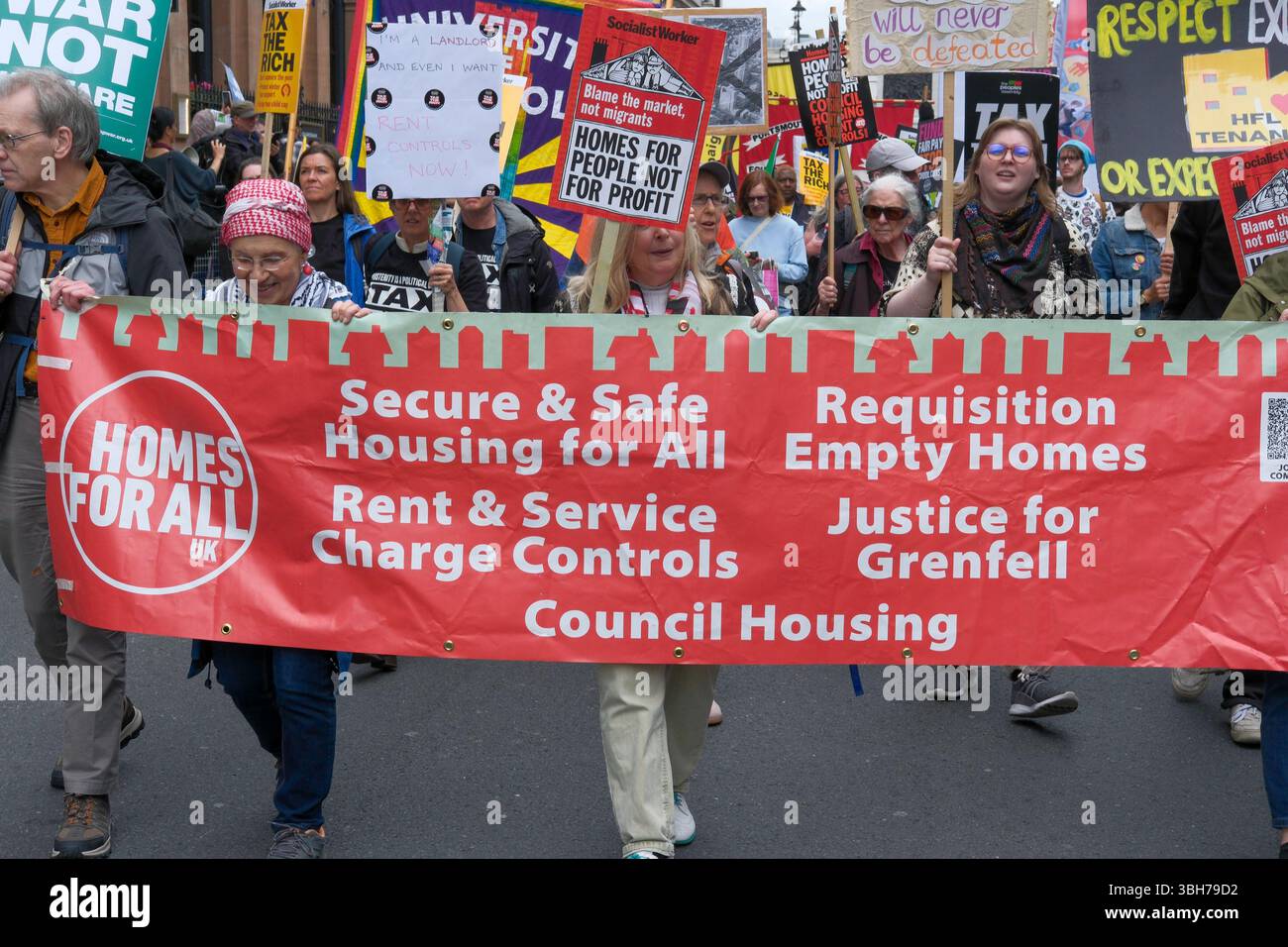 Londra, Regno Unito. 7 giugno 2025. La dimostrazione nazionale dell'Assemblea popolare. Migliaia di persone marciano attraverso il centro di Londra chiedendo la fine del servizio pubblico e dei tagli al welfare, nella prima grande marcia anti-austerità sotto il governo laburista britannico. Il gruppo di campagna People’s Assembly sta invitando il governo a “tassare i ricchi e la loro ricchezza nascosta per finanziare i servizi pubblici” con sindacalisti, salute, disabilità, alloggi e attivisti del welfare che si riuniscono sotto lo slogan: Basta austerità 2,0. Gli attivisti per Homes for All portano uno striscione sul march roure. Foto Stock