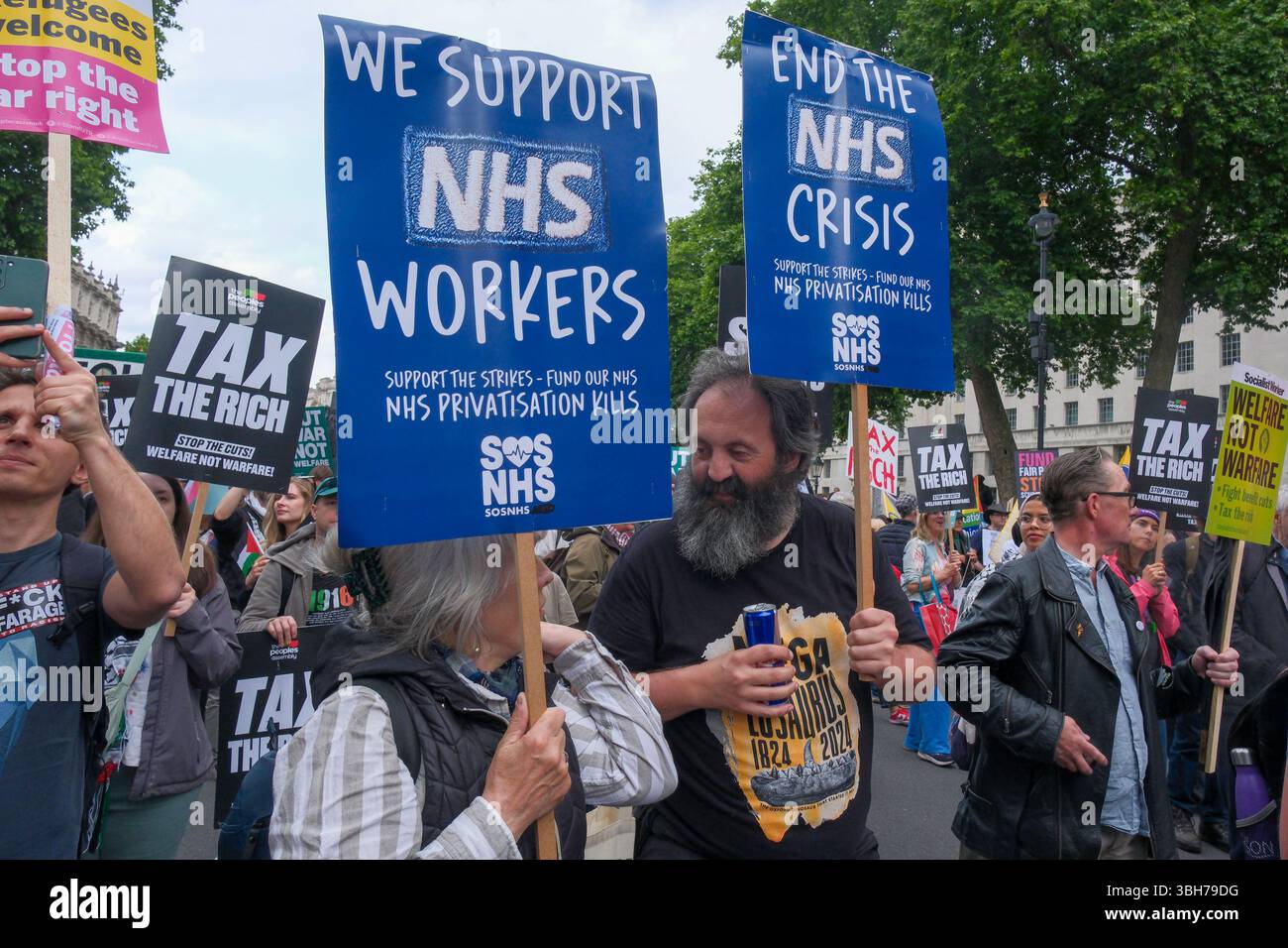 Londra, Regno Unito. 7 giugno 2025. La dimostrazione nazionale dell'Assemblea popolare. Migliaia di persone marciano attraverso il centro di Londra chiedendo la fine del servizio pubblico e dei tagli al welfare, nella prima grande marcia anti-austerità sotto il governo laburista britannico. Il gruppo di campagna People’s Assembly sta invitando il governo a “tassare i ricchi e la loro ricchezza nascosta per finanziare i servizi pubblici” con sindacalisti, salute, disabilità, alloggi e attivisti del welfare che si riuniscono sotto lo slogan: Basta austerità 2,0. Foto Stock