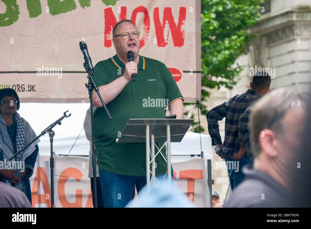Londra, Regno Unito. 7 giugno 2025. La dimostrazione nazionale dell'Assemblea popolare. Migliaia di persone marciano attraverso il centro di Londra chiedendo la fine del servizio pubblico e dei tagli al welfare, nella prima grande marcia anti-austerità sotto il governo laburista britannico. Il gruppo di campagna People’s Assembly sta invitando il governo a “tassare i ricchi e la loro ricchezza nascosta per finanziare i servizi pubblici” con sindacalisti, salute, disabilità, alloggi e attivisti del welfare che si riuniscono sotto lo slogan: Basta austerità 2,0. Nella foto: Il presidente del PCS Martin Cavanagh si rivolge al raduno a Whitehall. Foto Stock