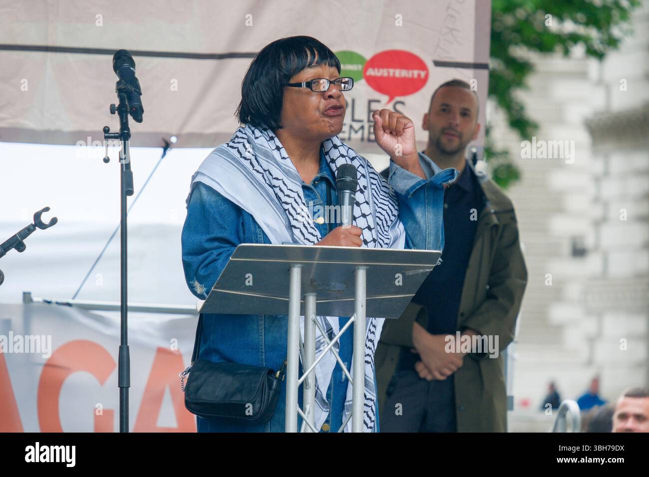 Londra, Regno Unito. 7 giugno 2025. La dimostrazione nazionale dell'Assemblea popolare. Migliaia di persone marciano attraverso il centro di Londra chiedendo la fine del servizio pubblico e dei tagli al welfare, nella prima grande marcia anti-austerità sotto il governo laburista britannico. Il gruppo di campagna People’s Assembly sta invitando il governo a “tassare i ricchi e la loro ricchezza nascosta per finanziare i servizi pubblici” con sindacalisti, salute, disabilità, alloggi e attivisti del welfare che si riuniscono sotto lo slogan: Basta austerità 2,0. Nella foto: Diane Abbott, deputata del Partito laburista, affronta la manifestazione a Whitehall. Foto Stock