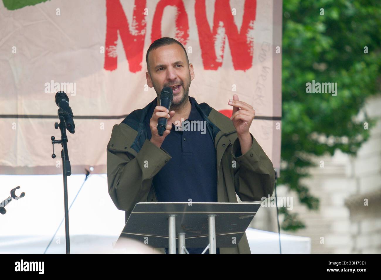 Londra, Regno Unito. 7 giugno 2025. La dimostrazione nazionale dell'Assemblea popolare. Migliaia di persone marciano attraverso il centro di Londra chiedendo la fine del servizio pubblico e dei tagli al welfare, nella prima grande marcia anti-austerità sotto il governo laburista britannico. Il gruppo di campagna People’s Assembly sta invitando il governo a “tassare i ricchi e la loro ricchezza nascosta per finanziare i servizi pubblici” con sindacalisti, salute, disabilità, alloggi e attivisti del welfare che si riuniscono sotto lo slogan: Basta austerità 2,0. Immagine: Zack Polanski, vice leader del partito dei Verdi, si rivolge al raduno a Whitehall. Foto Stock