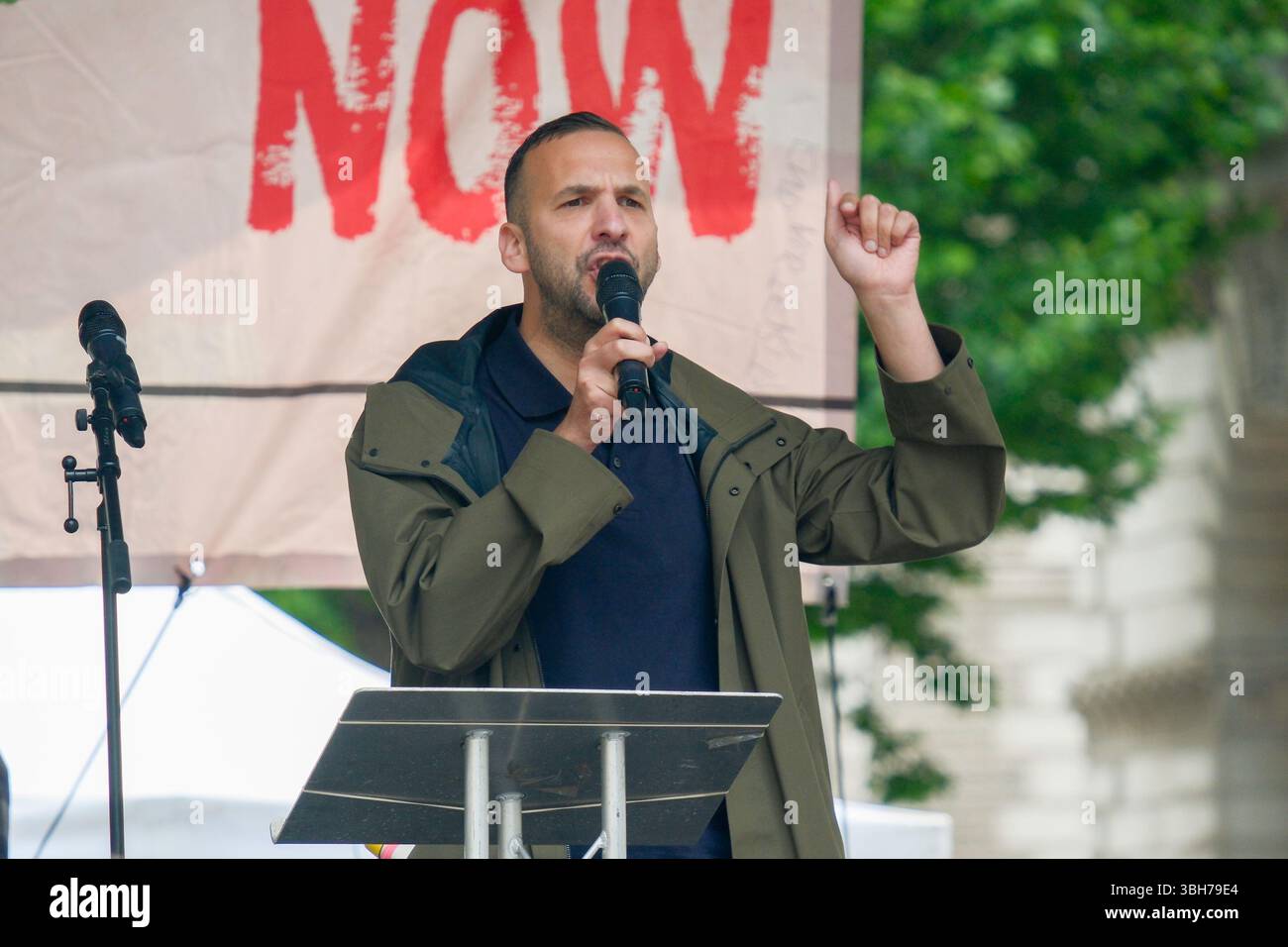 Londra, Regno Unito. 7 giugno 2025. La dimostrazione nazionale dell'Assemblea popolare. Migliaia di persone marciano attraverso il centro di Londra chiedendo la fine del servizio pubblico e dei tagli al welfare, nella prima grande marcia anti-austerità sotto il governo laburista britannico. Il gruppo di campagna People’s Assembly sta invitando il governo a “tassare i ricchi e la loro ricchezza nascosta per finanziare i servizi pubblici” con sindacalisti, salute, disabilità, alloggi e attivisti del welfare che si riuniscono sotto lo slogan: Basta austerità 2,0. Immagine: Zack Polanski, vice leader del partito dei Verdi, si rivolge al raduno a Whitehall. Foto Stock