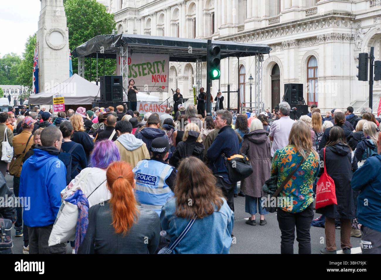 Londra, Regno Unito. 7 giugno 2025. La dimostrazione nazionale dell'Assemblea popolare. Migliaia di persone marciano attraverso il centro di Londra chiedendo la fine del servizio pubblico e dei tagli al welfare, nella prima grande marcia anti-austerità sotto il governo laburista britannico. Il gruppo di campagna People’s Assembly sta invitando il governo a “tassare i ricchi e la loro ricchezza nascosta per finanziare i servizi pubblici” con sindacalisti, salute, disabilità, alloggi e attivisti del welfare che si riuniscono sotto lo slogan: Basta austerità 2,0. Politici, rappresentanti sindacali, lavoratori e attivisti si rivolgono alla manifestazione a Whitehall Foto Stock