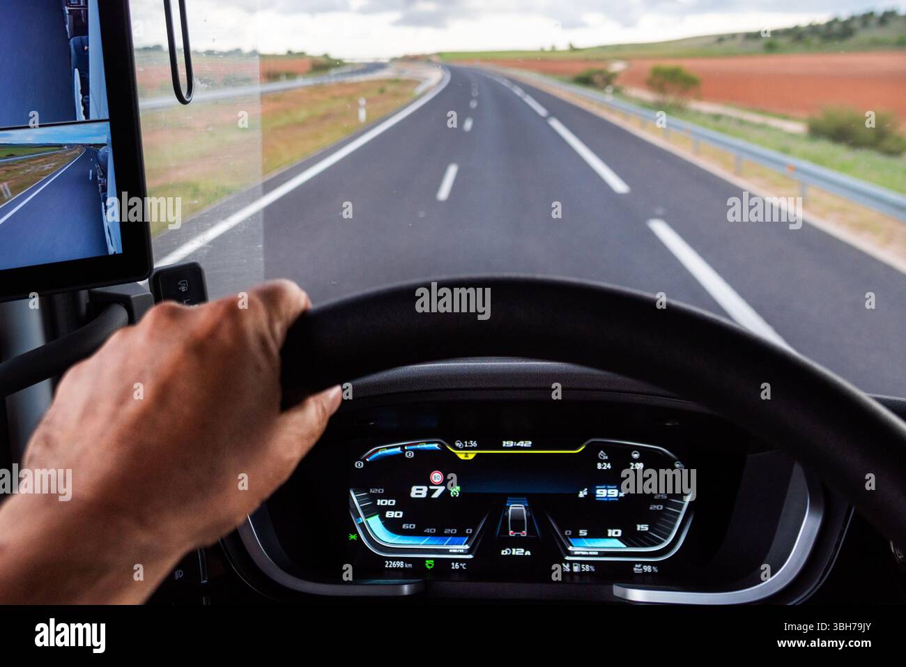 Schermata del cruscotto del dumper durante la guida in autostrada, che mostra i dati relativi alla velocità e al regime motore, incentrati sulla guida a basso consumo di carburante. Foto Stock