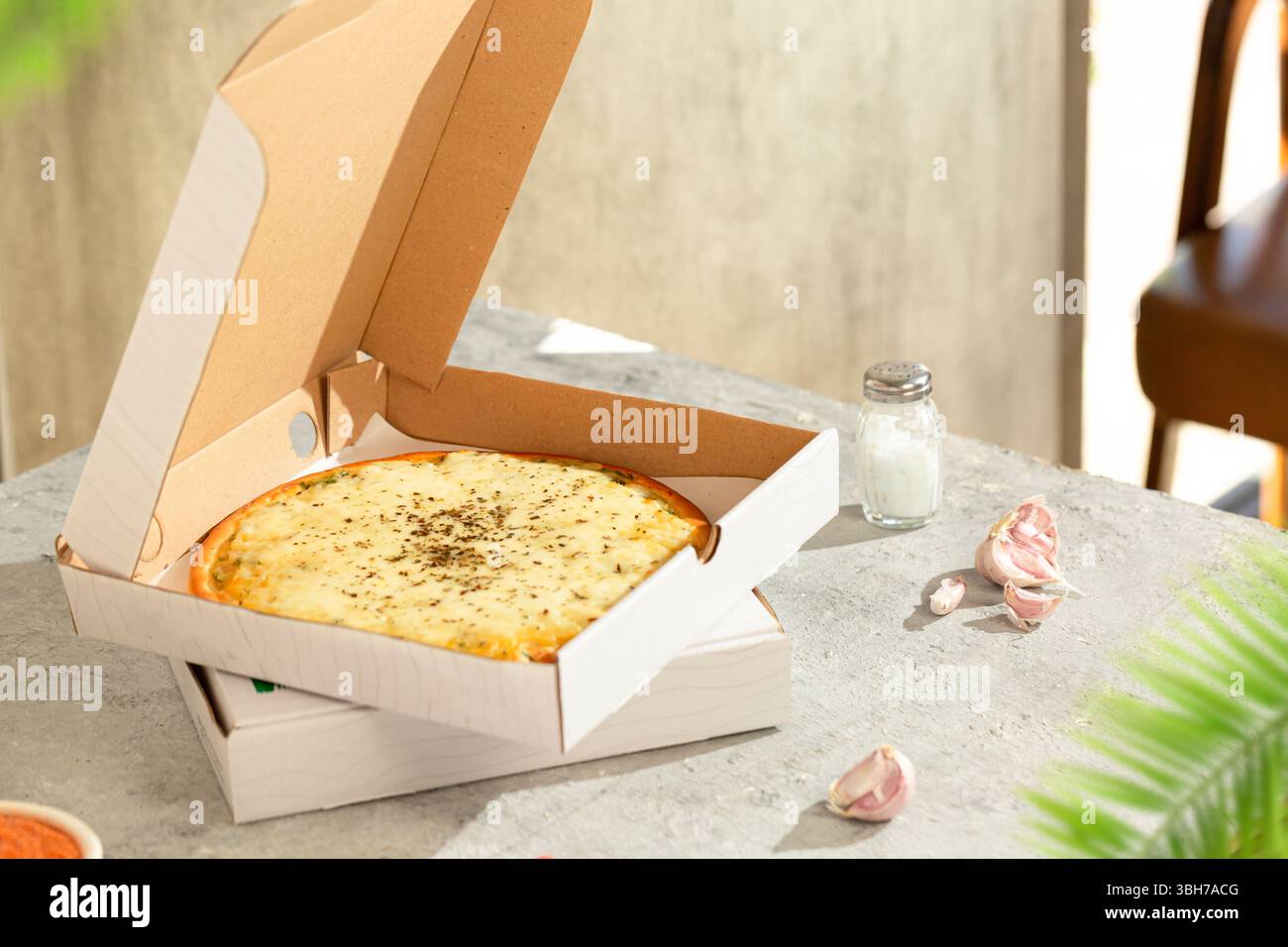 Pizza Margherita con crema all'aglio e mozzarella Foto Stock